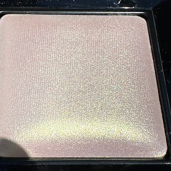 Illamasqua Beyond Powder Highlighter Compact Deity Baby Pink Gold Duochrome 7g - Picture 4 of 14